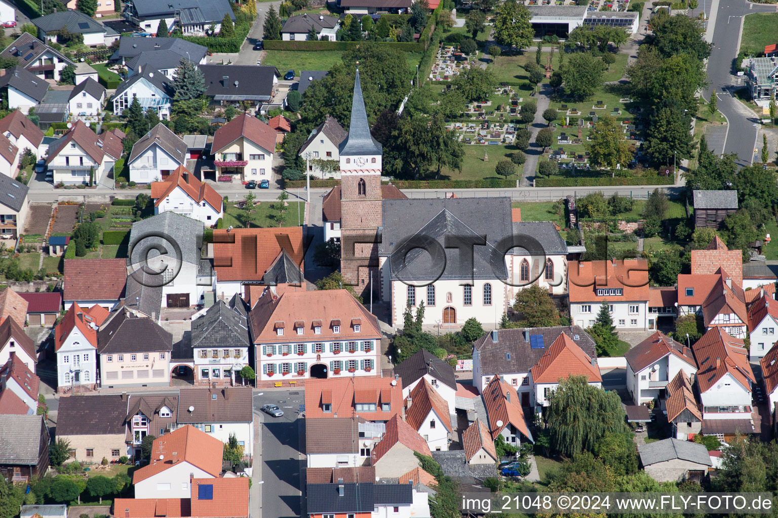 Vue aérienne de Église du sud à le quartier Schaidt in Wörth am Rhein dans le département Rhénanie-Palatinat, Allemagne