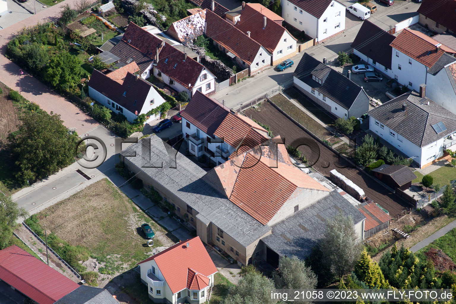 Au four à Freckenfeld dans le département Rhénanie-Palatinat, Allemagne d'un drone