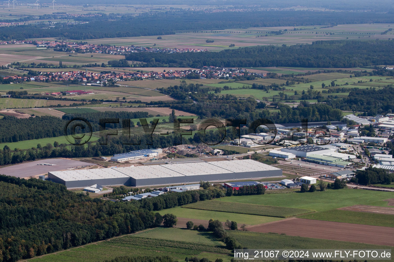 Vue aérienne de Complexe immobilier et terrain du centre logistique Random dans la zone industrielle de Horst à le quartier Minderslachen in Kandel dans le département Rhénanie-Palatinat, Allemagne