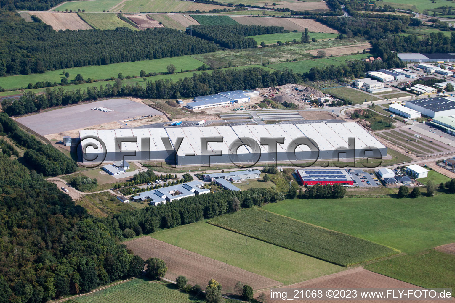 Centre logistique de coïncidence à le quartier Minderslachen in Kandel dans le département Rhénanie-Palatinat, Allemagne du point de vue du drone