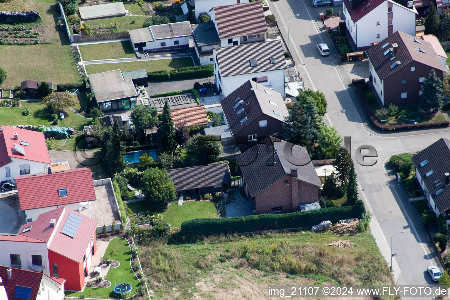 Chemin élevé à Kandel dans le département Rhénanie-Palatinat, Allemagne du point de vue du drone