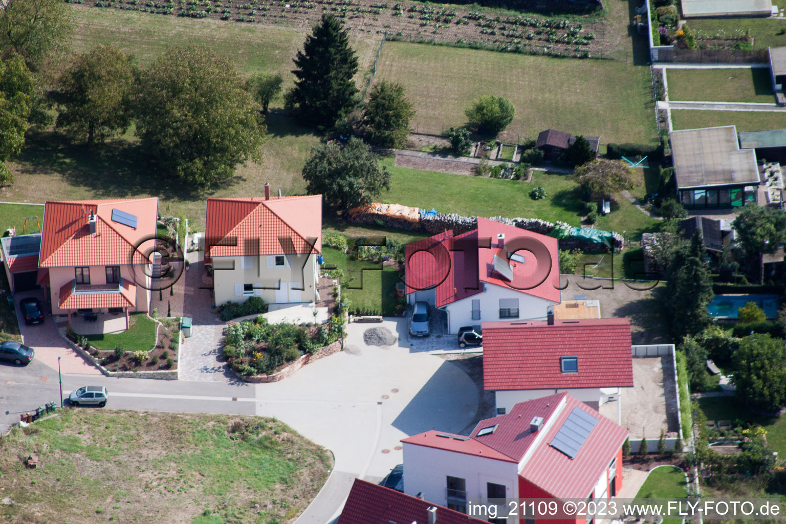Chemin élevé à Kandel dans le département Rhénanie-Palatinat, Allemagne vu d'un drone