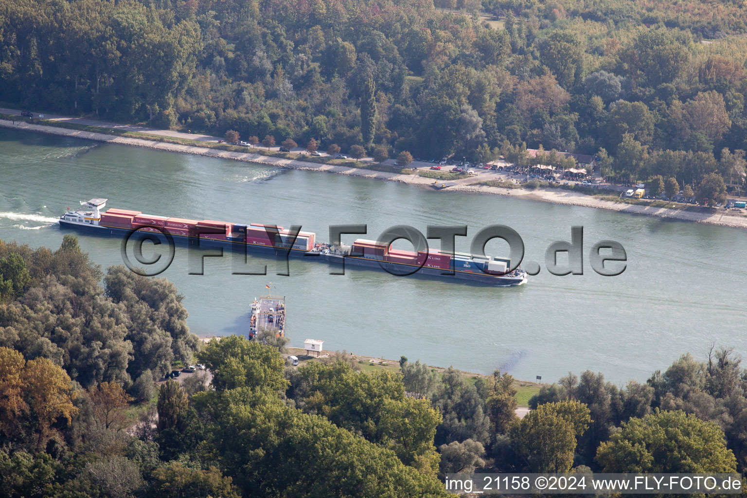 Vue aérienne de Navire de navigation intérieure circulant sur la voie navigable du Rhin à le quartier Leopoldshafen in Eggenstein-Leopoldshafen dans le département Bade-Wurtemberg, Allemagne