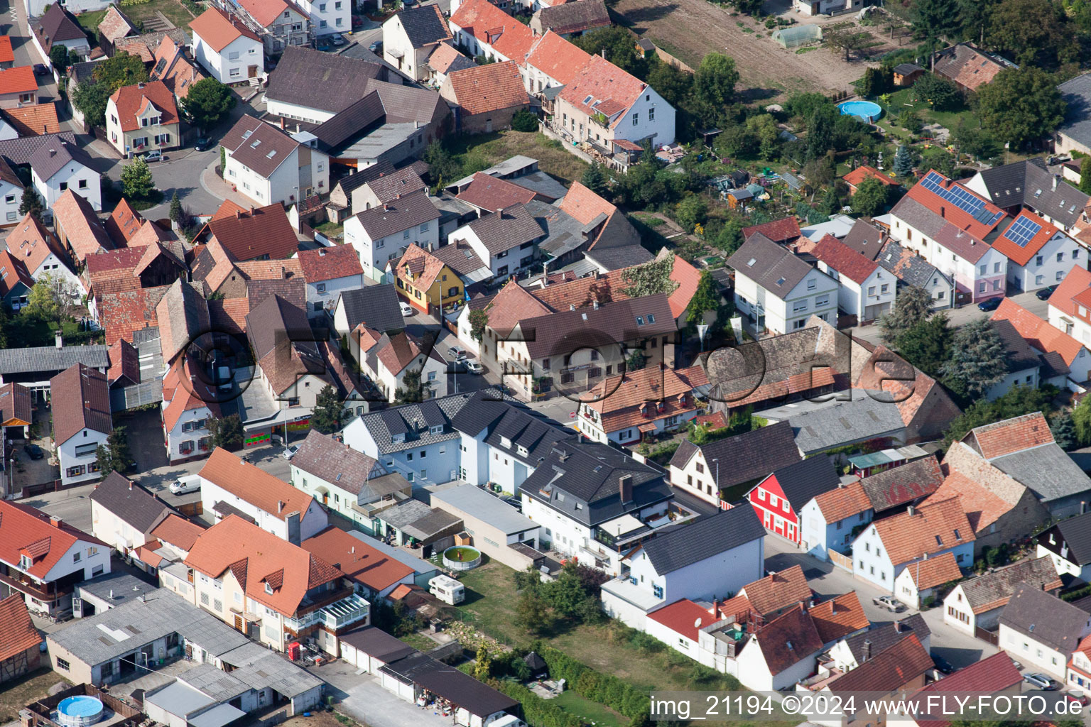 Vue aérienne de Vue des rues et des maisons des quartiers résidentiels à Hördt dans le département Rhénanie-Palatinat, Allemagne