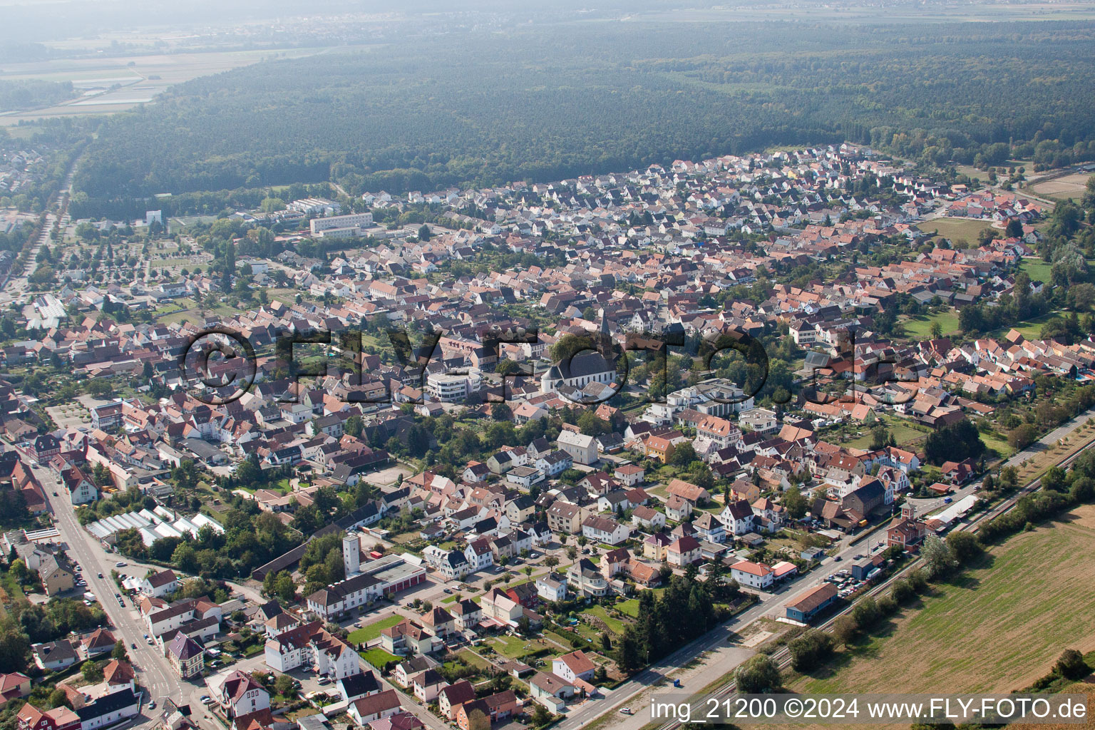 Vue aérienne de Vue des rues et des maisons des quartiers résidentiels à Rülzheim dans le département Rhénanie-Palatinat, Allemagne