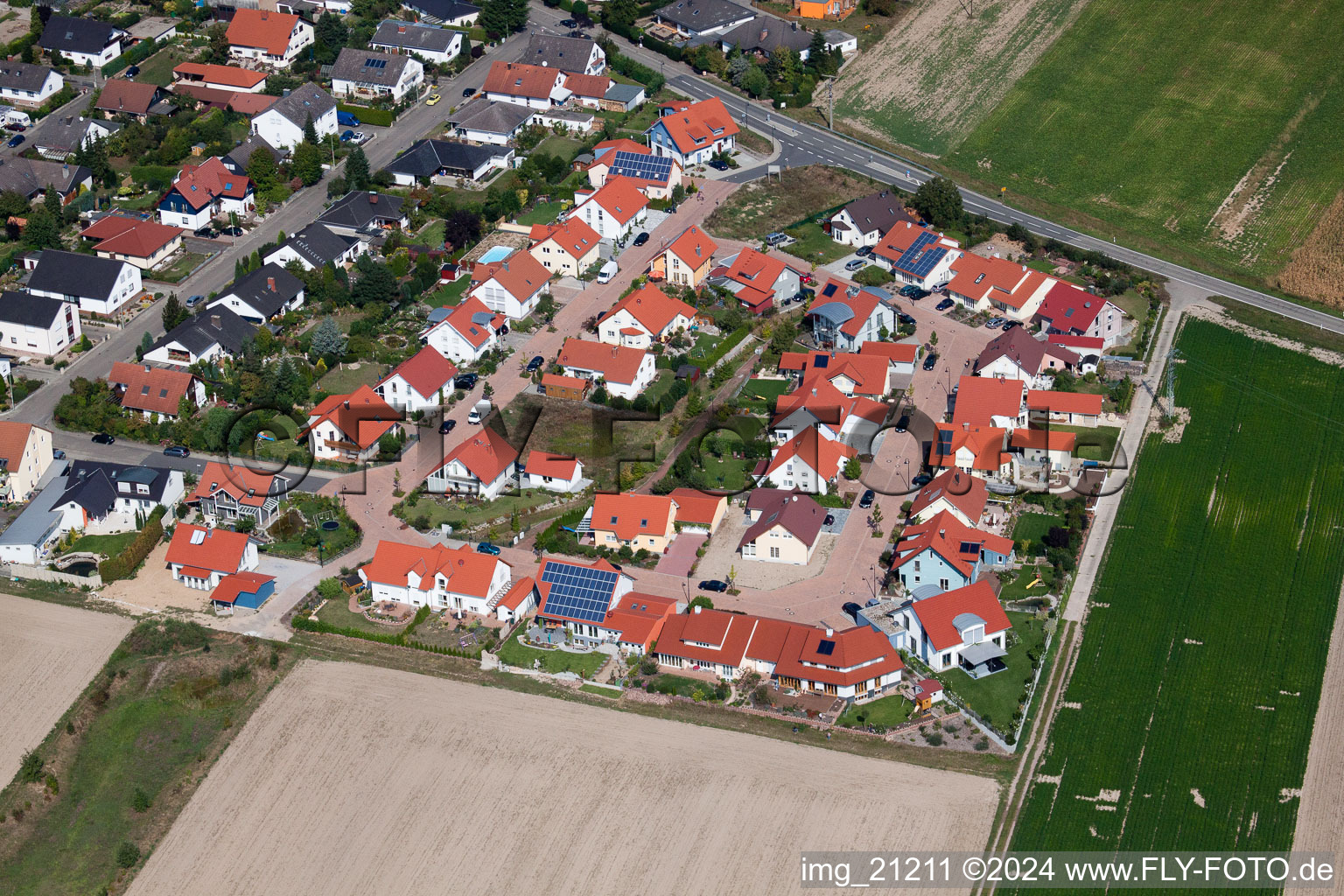 Vue aérienne de Chantiers de construction pour le nouveau quartier résidentiel d'un lotissement de maisons unifamiliales à Bannholtz (Palatinat) à le quartier Hayna in Herxheim bei Landau dans le département Rhénanie-Palatinat, Allemagne