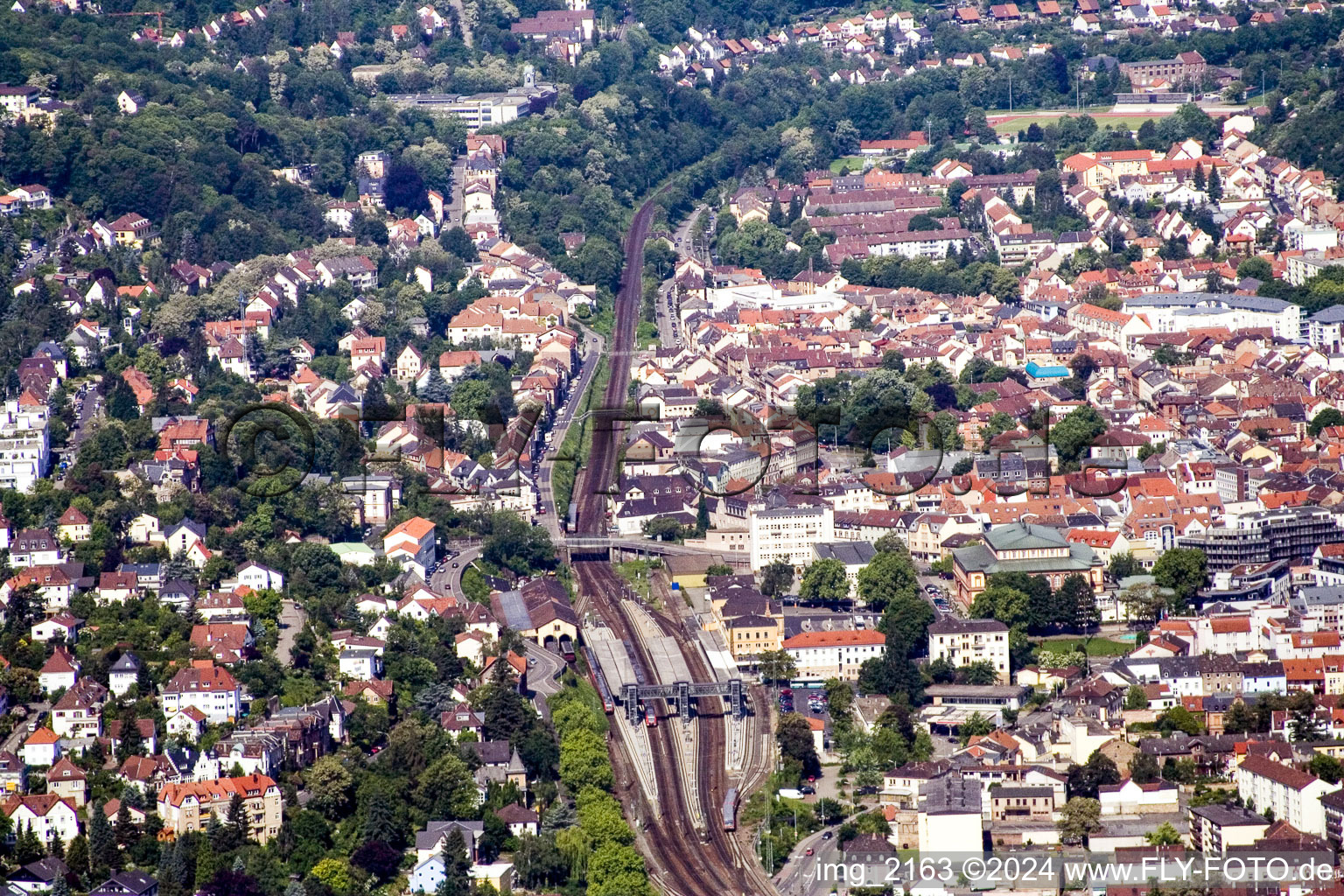 Vue aérienne de Gare centrale à Neustadt an der Weinstraße dans le département Rhénanie-Palatinat, Allemagne