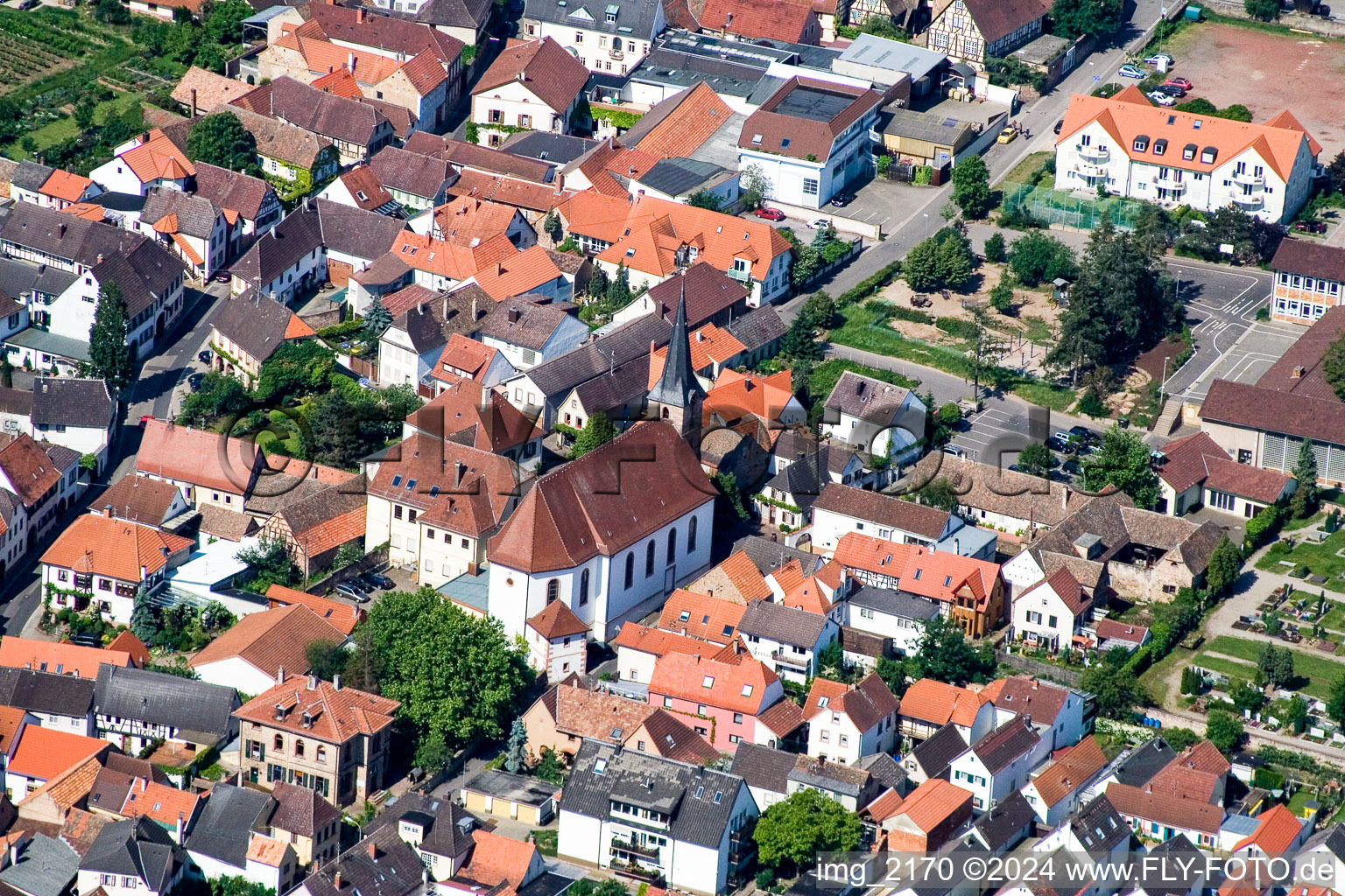 Vue aérienne de Bâtiment d'église au centre du village à le quartier Diedesfeld in Neustadt an der Weinstraße dans le département Rhénanie-Palatinat, Allemagne