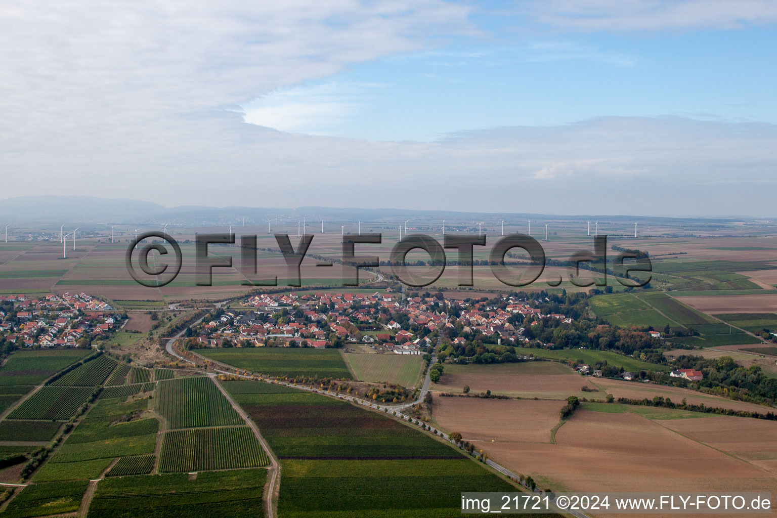 Vue aérienne de Éoliennes (WEA) dans un champ du quartier de Hangen-Weisheim à Hangen-Weisheim à Eppelsheim dans le département Rhénanie-Palatinat, Allemagne