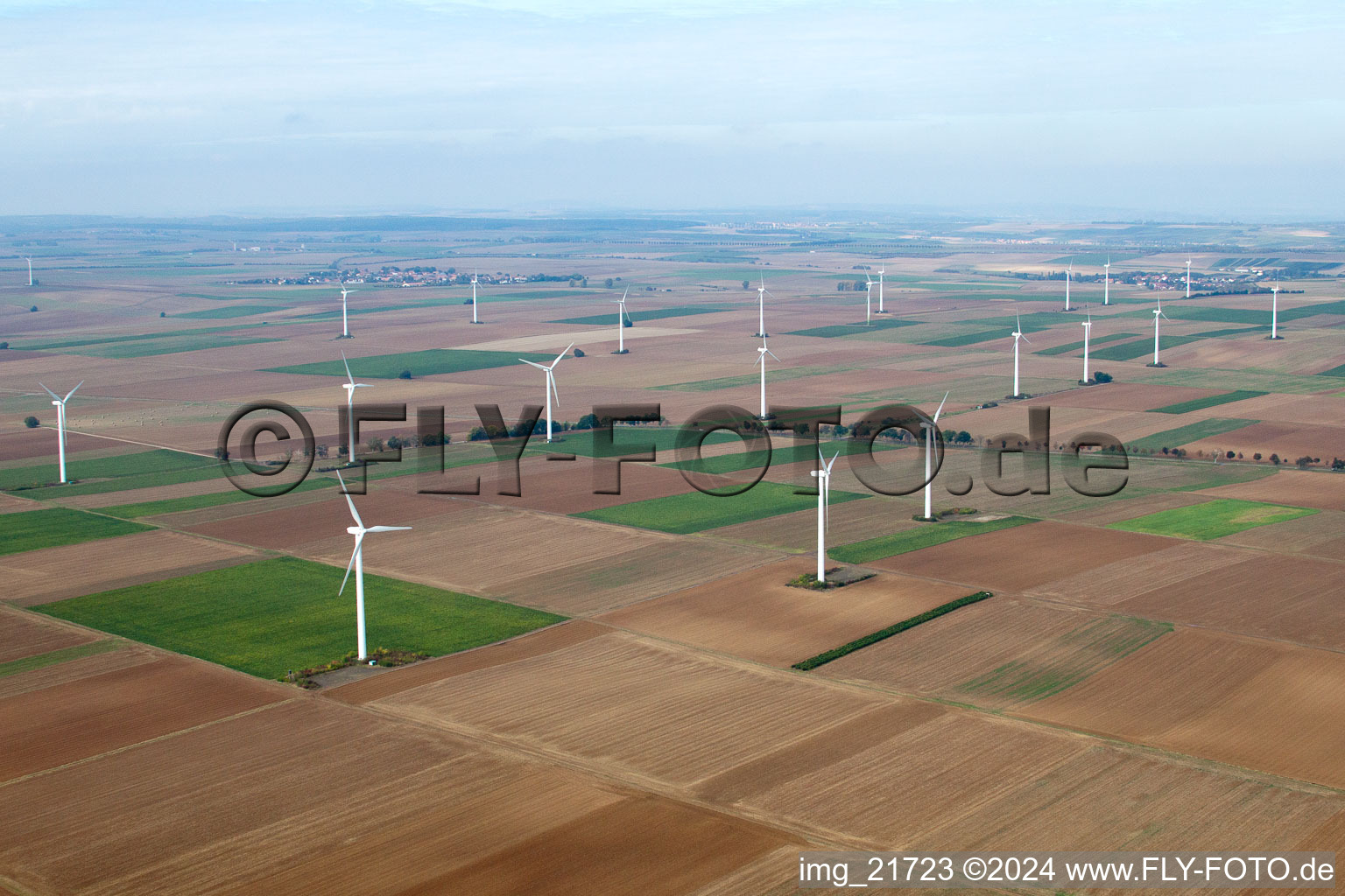 Vue aérienne de Éoliennes (WEA) - éoliennes - dans un champ à Flomborn dans le département Rhénanie-Palatinat, Allemagne