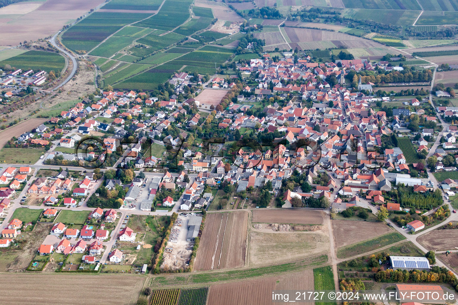 Vue aérienne de Vue des rues et des maisons des quartiers résidentiels à Ober-Flörsheim dans le département Rhénanie-Palatinat, Allemagne