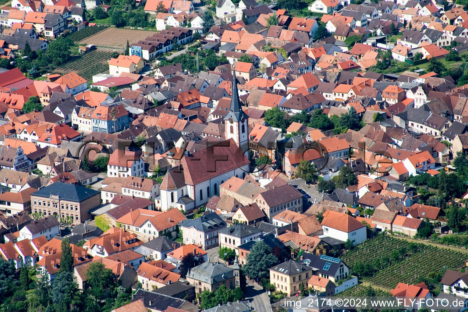 Vue aérienne de Église Saint-Côme et Damien à Maikammer dans le département Rhénanie-Palatinat, Allemagne