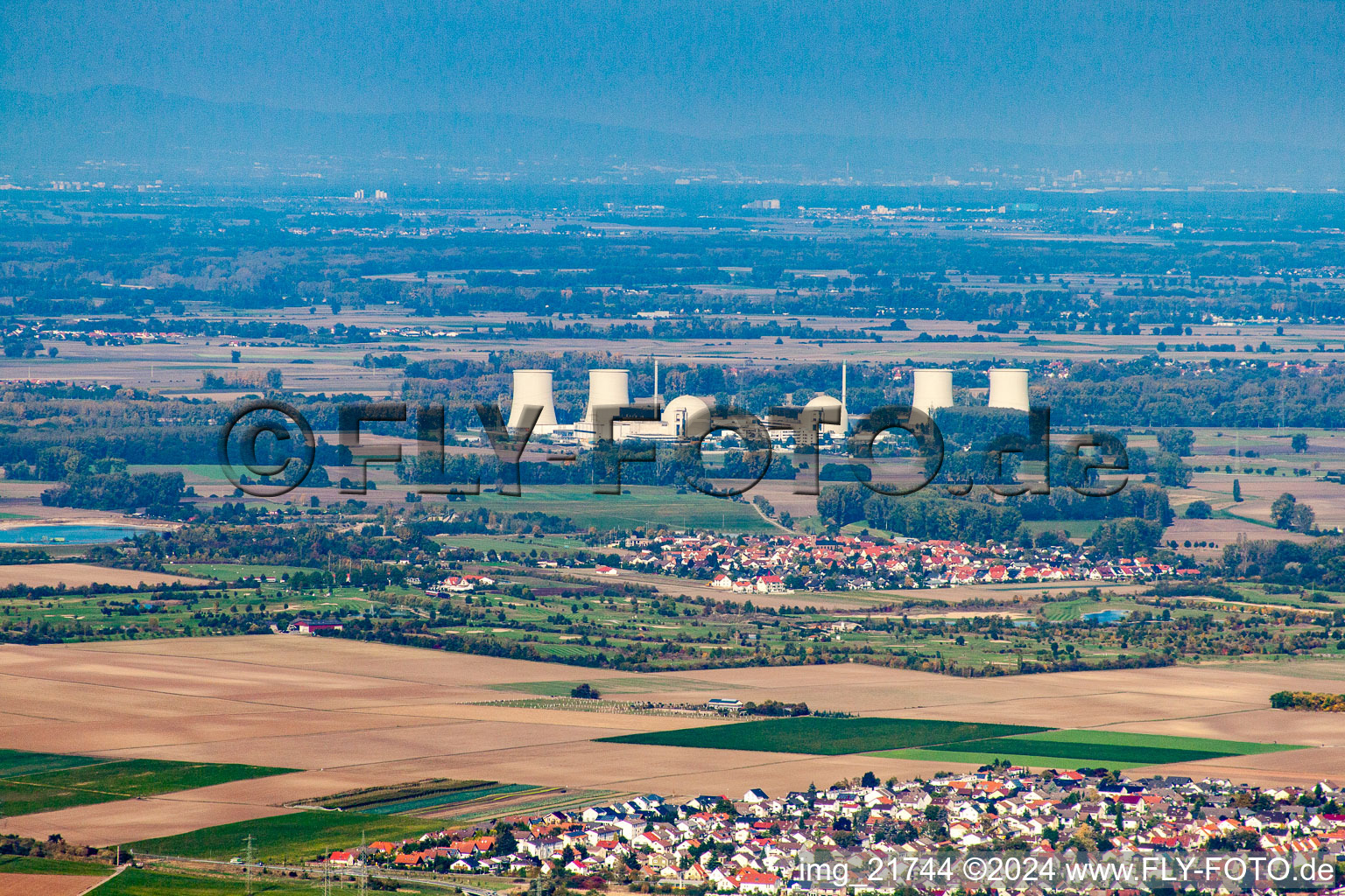 Vue aérienne de Blocs réacteurs, structures et systèmes de tours de refroidissement de la centrale nucléaire - centrale nucléaire - centrale nucléaire Biblis sur le Rhin à le quartier Wattenheim in Biblis dans le département Hesse, Allemagne