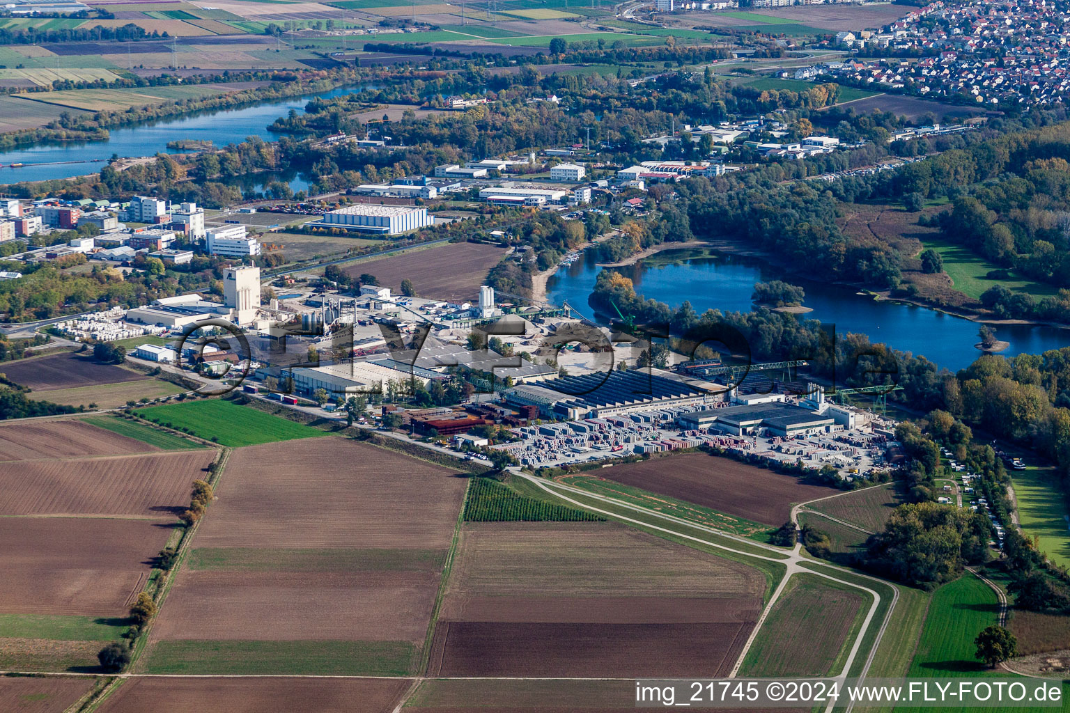 Vue aérienne de Locaux de l'usine Betonwerk Pfenning GmbH et usine Riva Stahl GmbH Lampertheim à Lampertheim dans le département Hesse, Allemagne