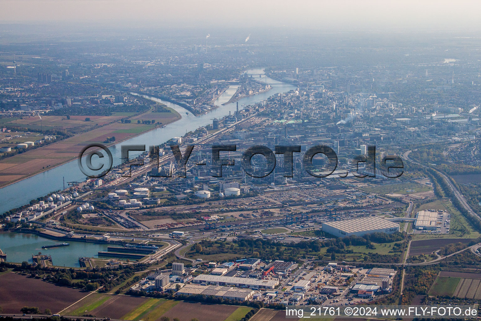 Vue aérienne de Locaux de l'usine du producteur de produits chimiques BASF (Porte 15 au nord de la gare de fret) à le quartier BASF in Ludwigshafen am Rhein dans le département Rhénanie-Palatinat, Allemagne