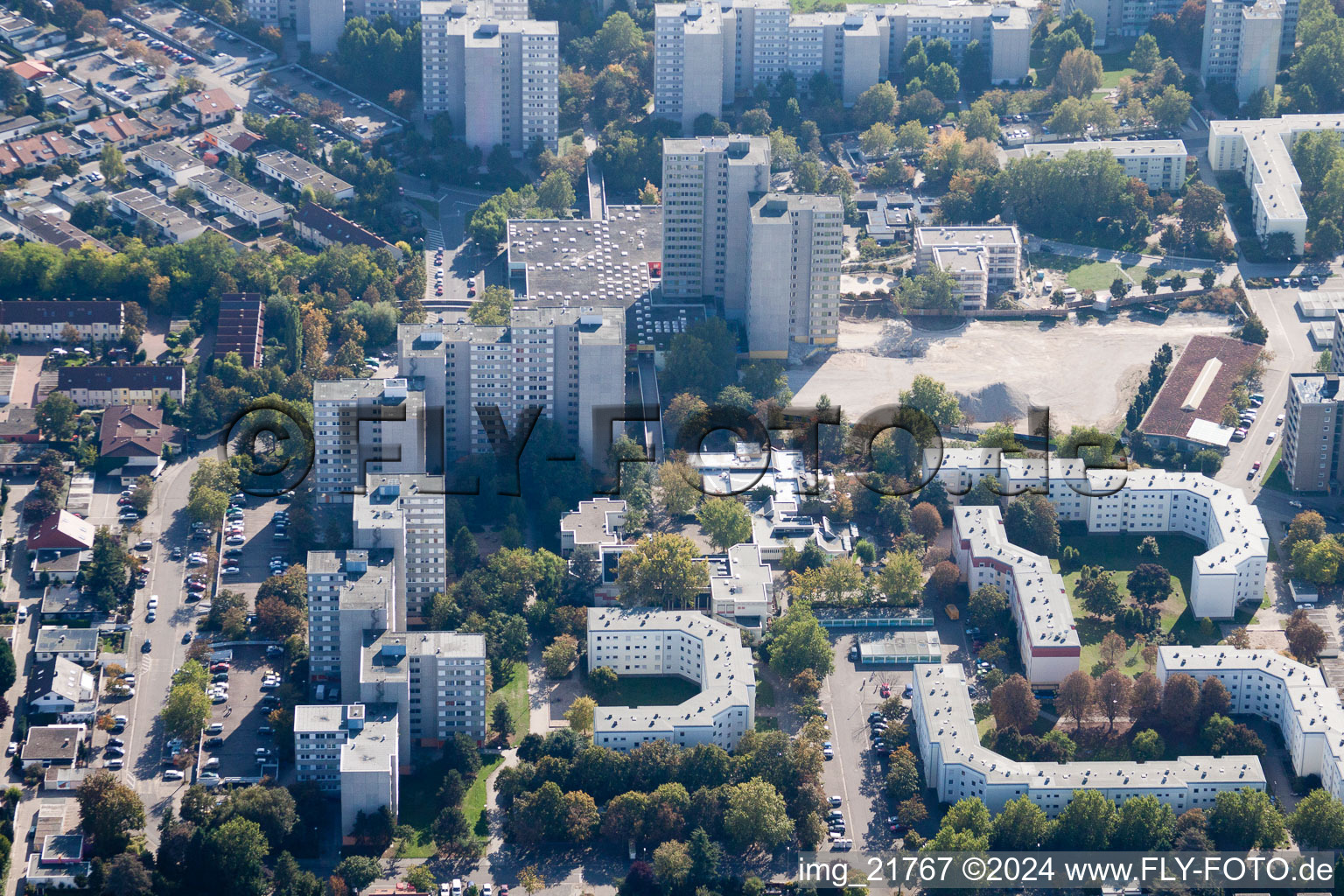 Vue aérienne de Immeubles de grande hauteur dans le quartier résidentiel d'un lotissement préfabriqué de fabrication industrielle sur le Ring de Londres à le quartier Pfingstweide in Ludwigshafen am Rhein dans le département Rhénanie-Palatinat, Allemagne