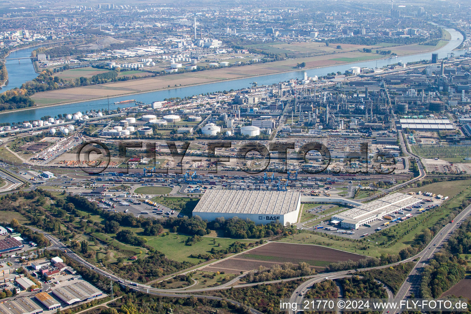 Photographie aérienne de Locaux de l'usine du producteur de produits chimiques BASF (Porte 15 au nord de la gare de fret) à le quartier BASF in Ludwigshafen am Rhein dans le département Rhénanie-Palatinat, Allemagne