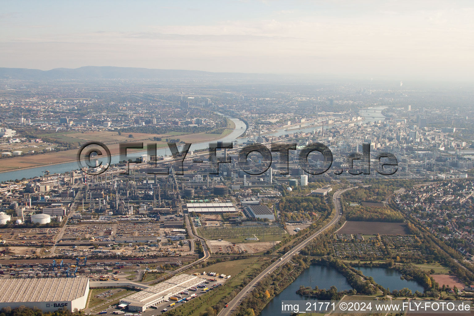 Vue aérienne de Centre à le quartier BASF in Ludwigshafen am Rhein dans le département Rhénanie-Palatinat, Allemagne