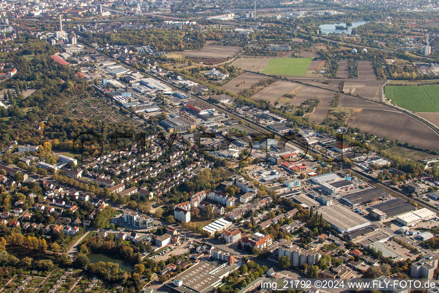 Vue aérienne de Zone industrielle et implantation d'entreprises sur l'Industriestrasse à le quartier Friesenheim in Ludwigshafen am Rhein dans le département Rhénanie-Palatinat, Allemagne