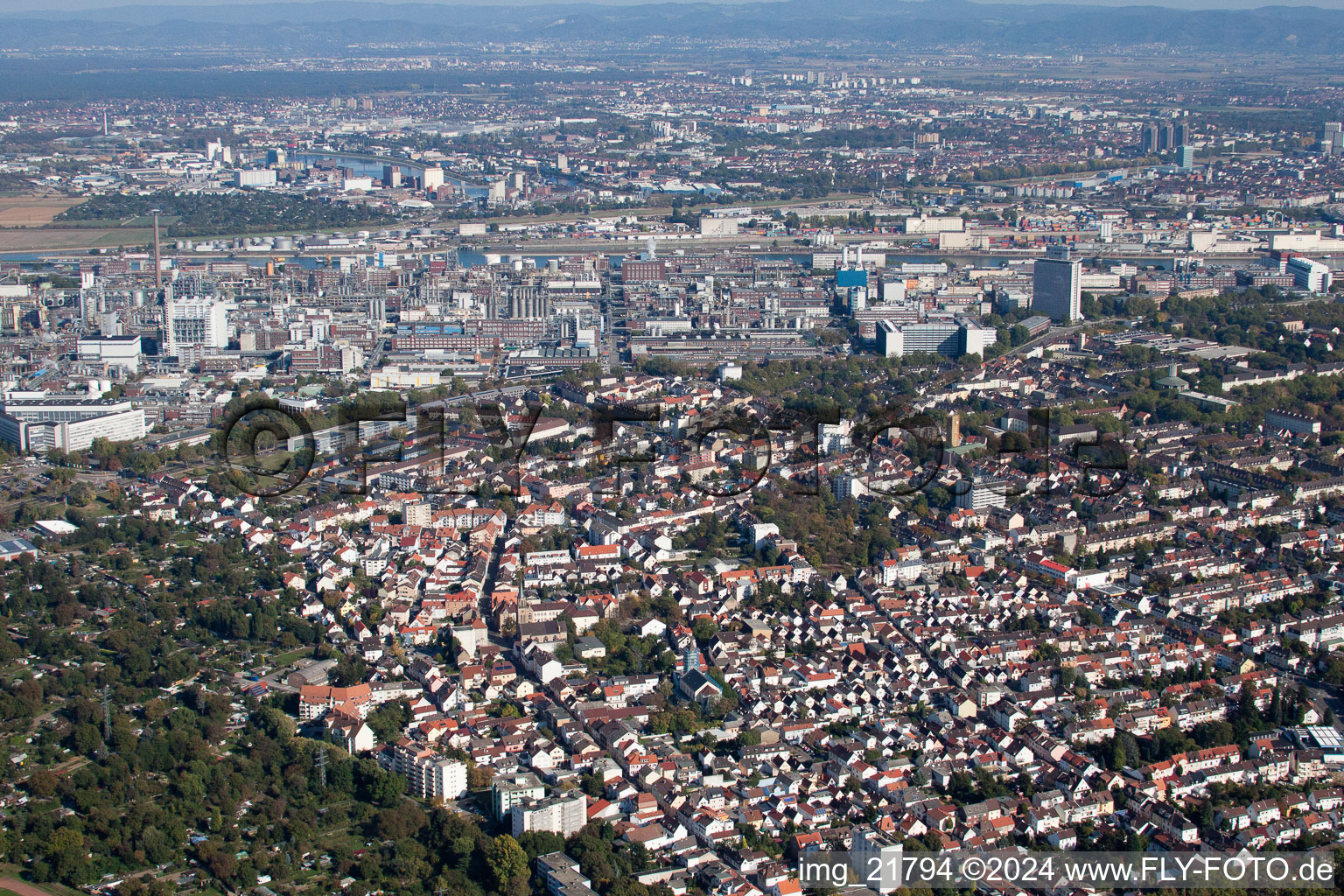 Vue aérienne de Les locaux de l'usine du producteur chimique BASF à le quartier Friesenheim in Ludwigshafen am Rhein dans le département Rhénanie-Palatinat, Allemagne