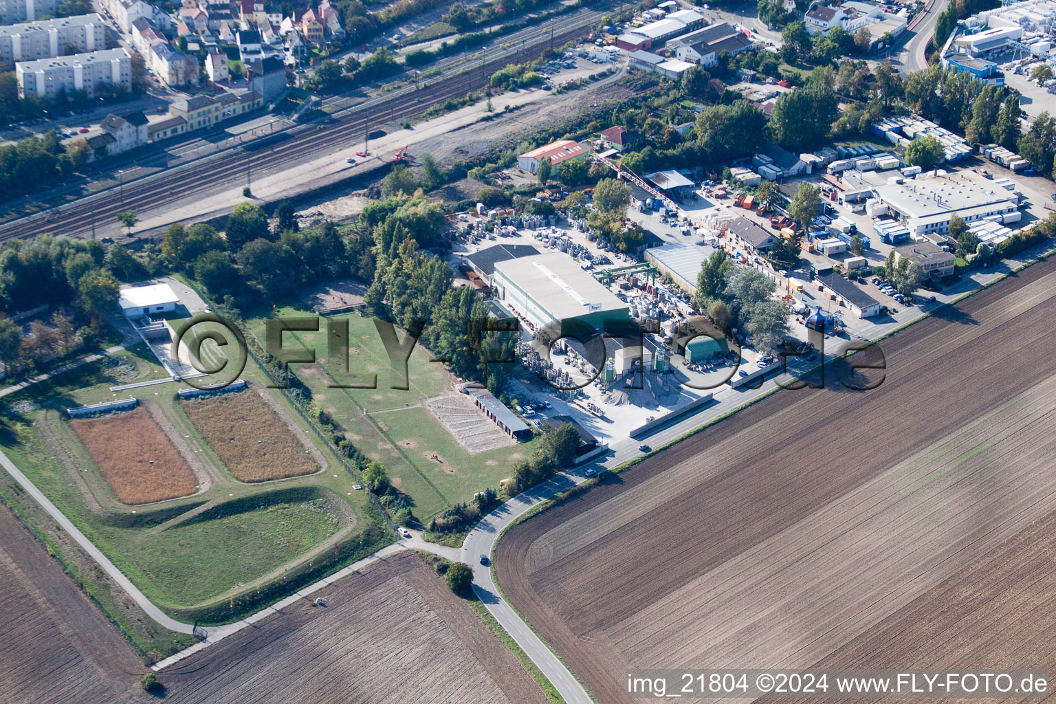 Vue aérienne de Finger Baustoffwerk GmbH à le quartier Oggersheim in Ludwigshafen am Rhein dans le département Rhénanie-Palatinat, Allemagne