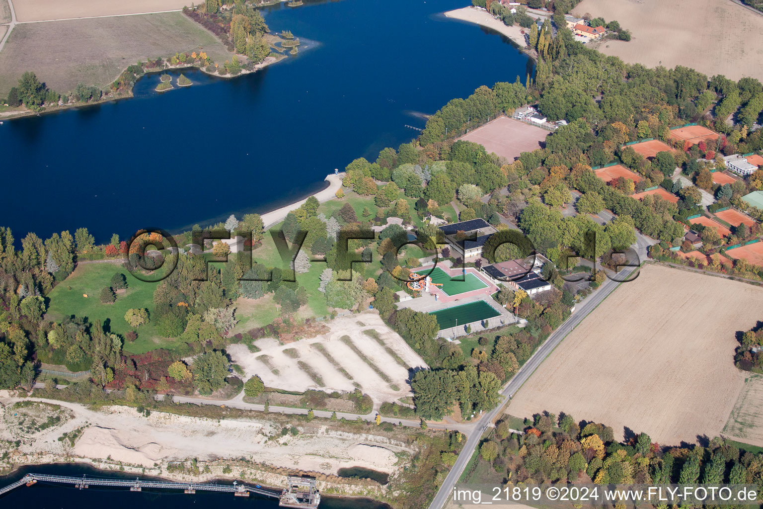 Vue aérienne de Piscine extérieure à Willersinn. BASF Tennis Club eV à le quartier Oppau in Ludwigshafen am Rhein dans le département Rhénanie-Palatinat, Allemagne