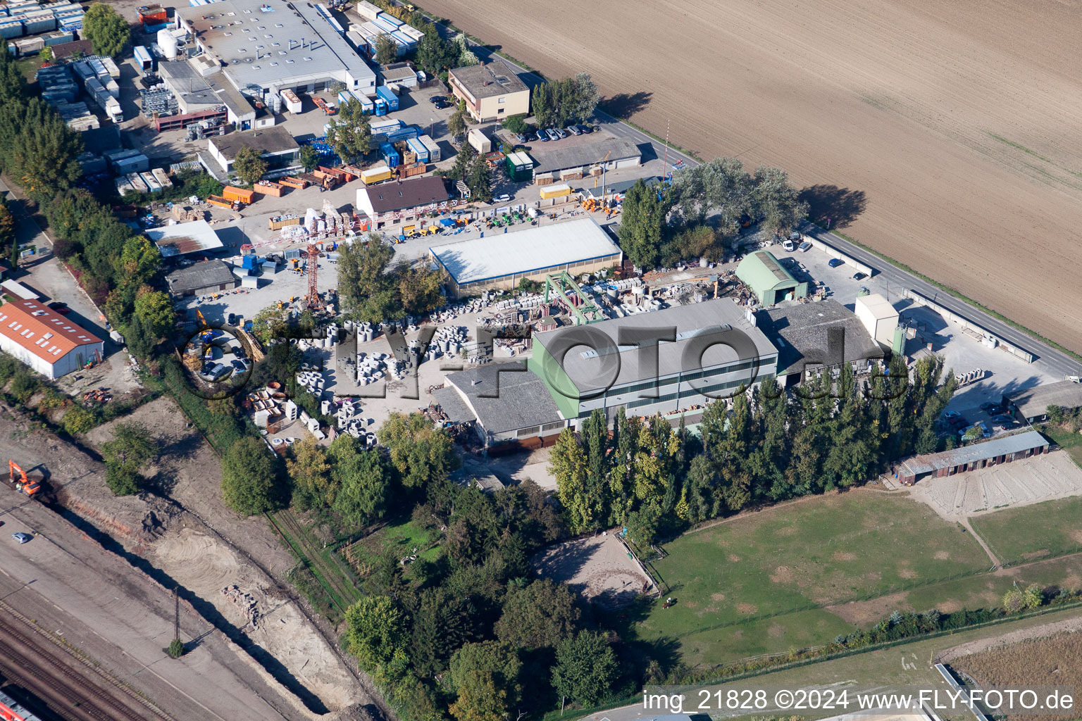 Vue oblique de Finger Baustoffwerk GmbH à le quartier Oggersheim in Ludwigshafen am Rhein dans le département Rhénanie-Palatinat, Allemagne