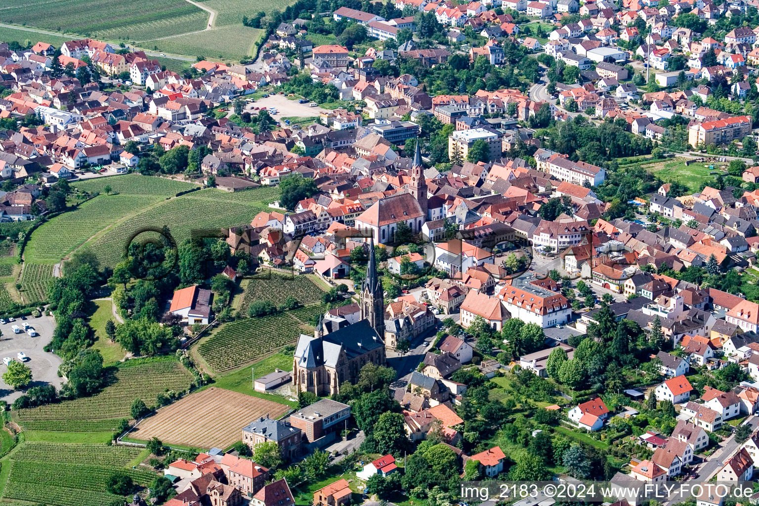 Vue aérienne de Deux bâtiments religieux au centre du village à Maikammer dans le département Rhénanie-Palatinat, Allemagne