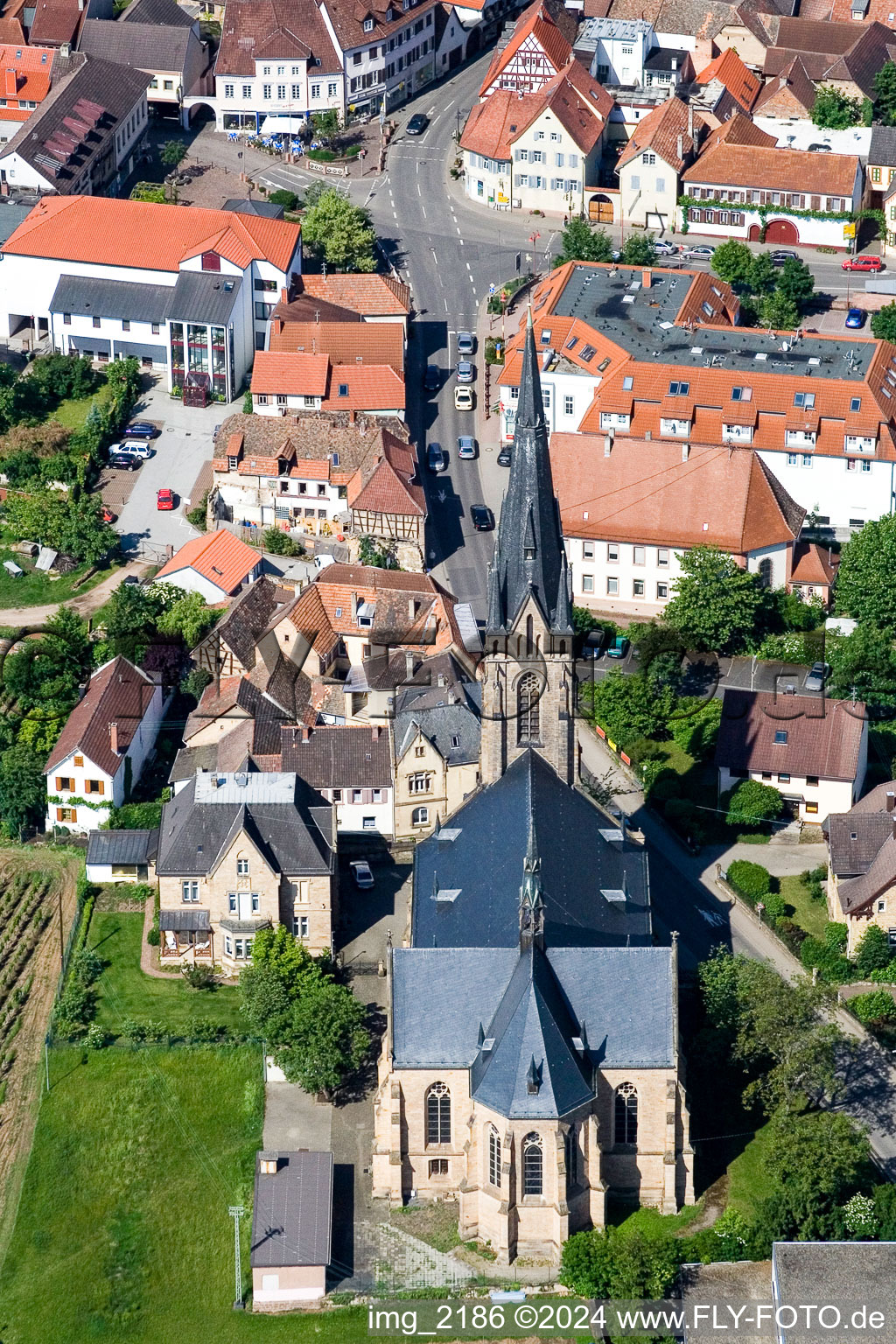 Vue aérienne de Bâtiment d'église au centre du village à Maikammer dans le département Rhénanie-Palatinat, Allemagne