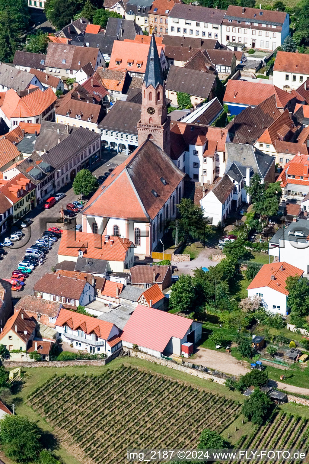 Vue aérienne de Bâtiment de l'église de la Johanniskirche au centre du village à Edenkoben dans le département Rhénanie-Palatinat, Allemagne