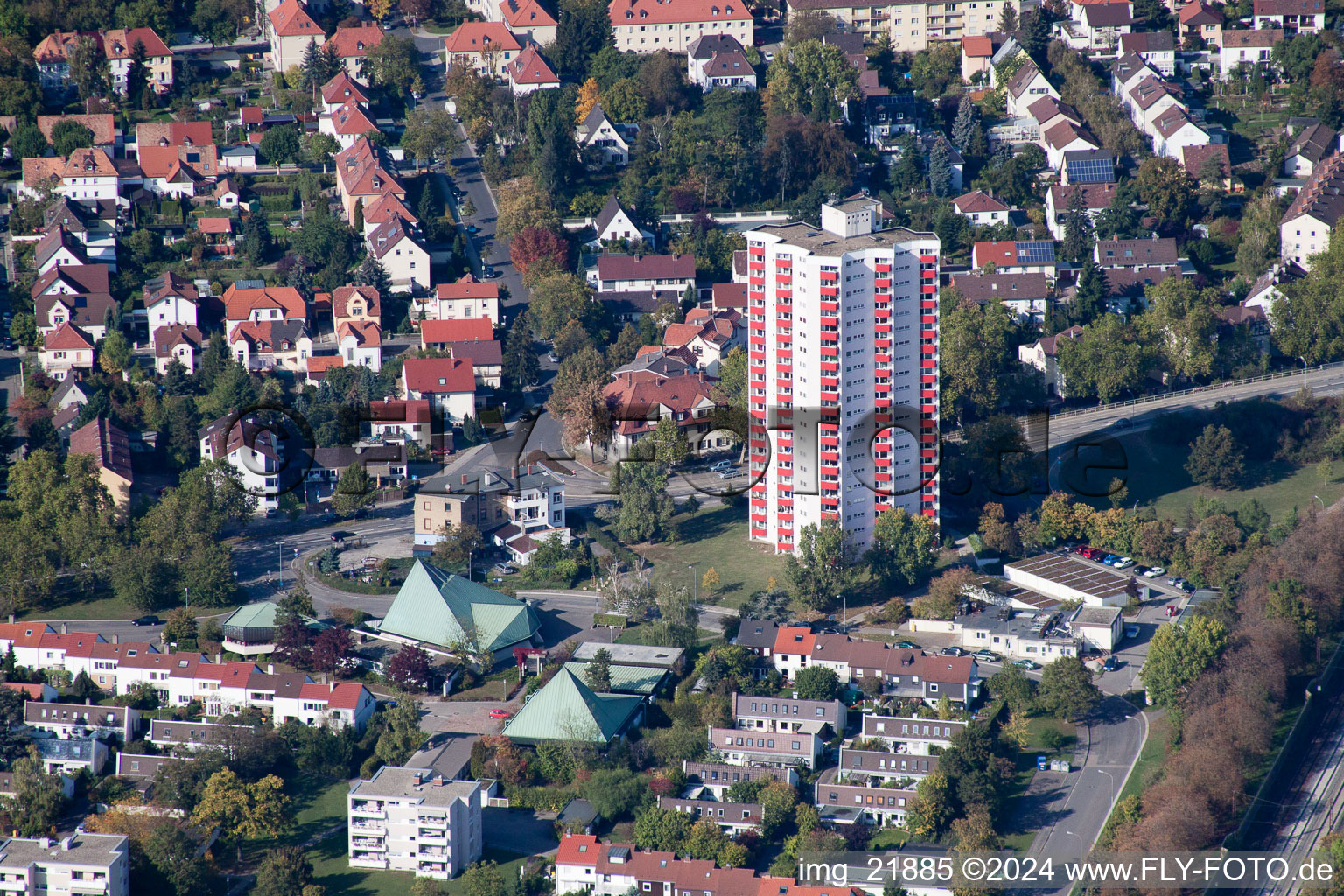 Vue aérienne de Immeubles de grande hauteur dans le quartier résidentiel Carl-Bosch-Ring et l'église Luther (Palatinat) à Frankenthal dans le département Rhénanie-Palatinat, Allemagne