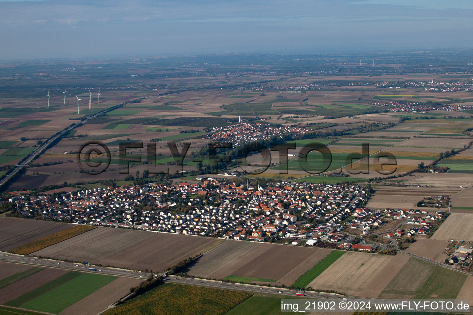 Vue aérienne de Vue sur le village à Beindersheim dans le département Rhénanie-Palatinat, Allemagne