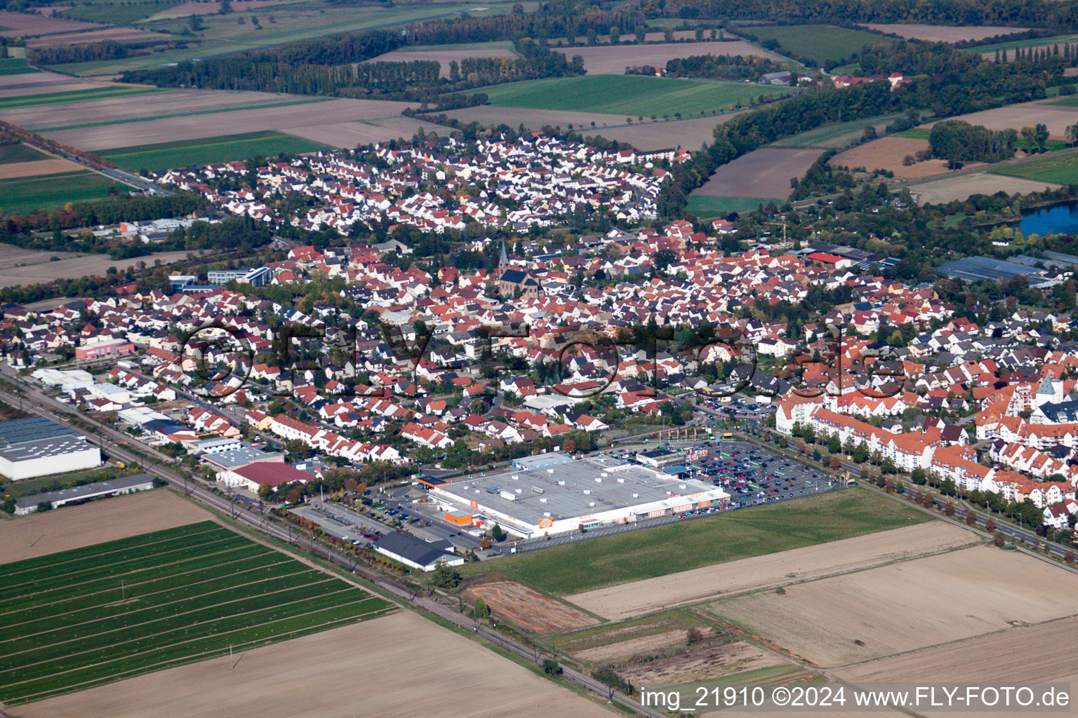 Vue aérienne de Vue des rues et des maisons des quartiers résidentiels à le quartier Bobenheim in Bobenheim-Roxheim dans le département Rhénanie-Palatinat, Allemagne