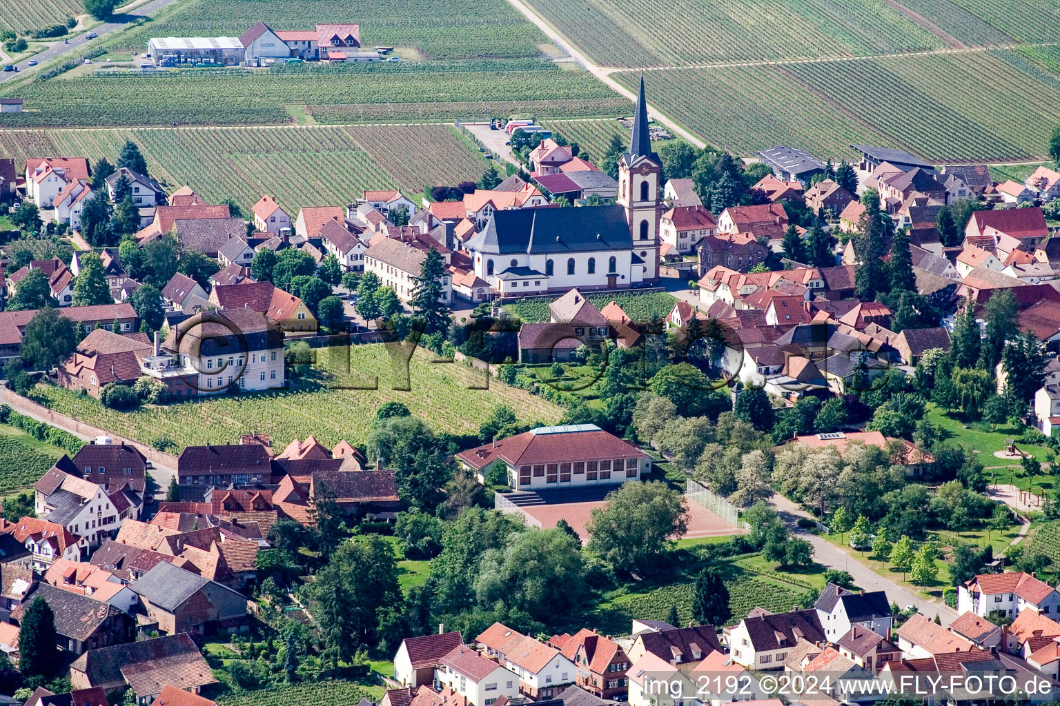 Vue aérienne de Bâtiment d'église au centre du village à Edenkoben dans le département Rhénanie-Palatinat, Allemagne