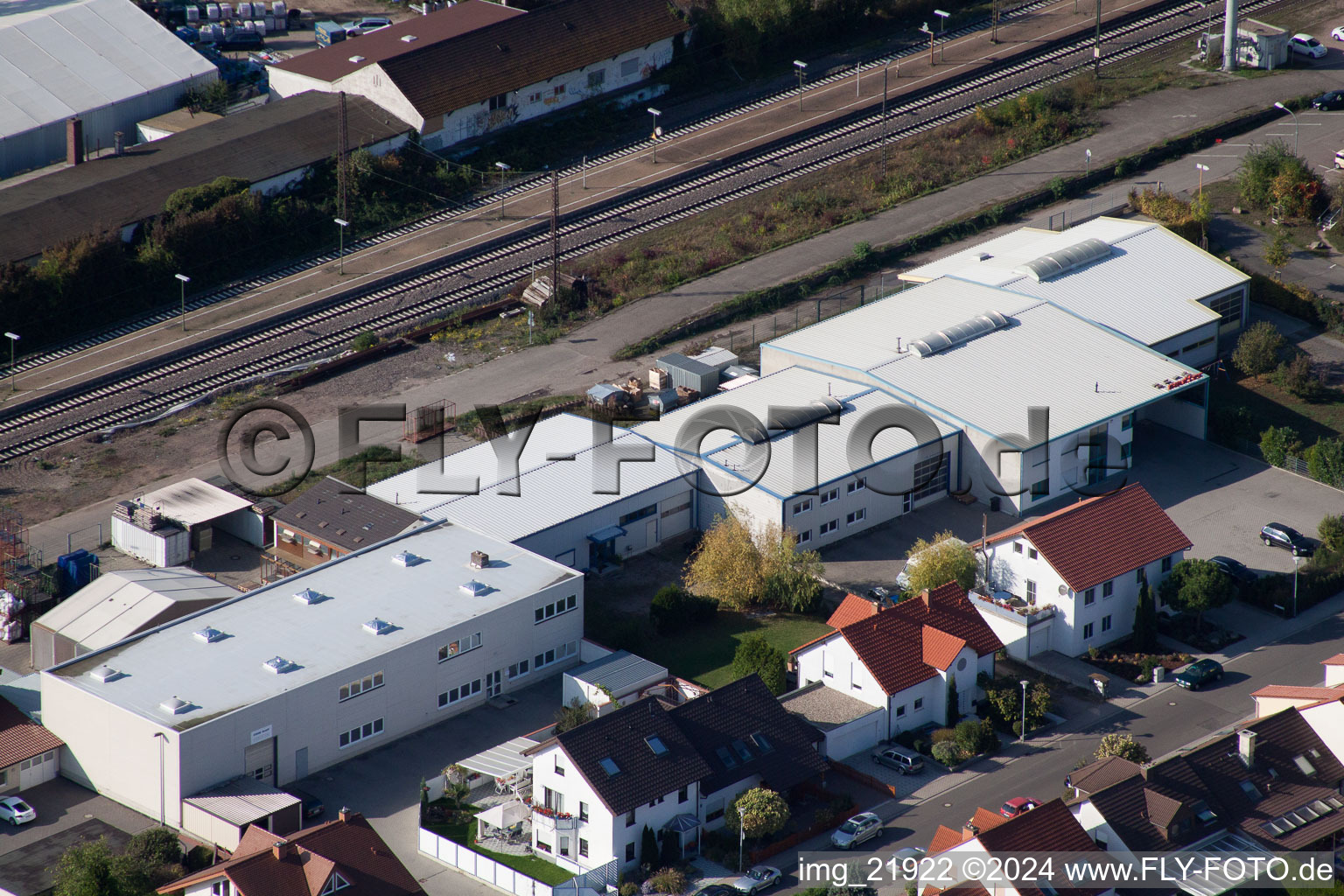 Vue aérienne de Maison et jardin Walz à le quartier Roxheim in Bobenheim-Roxheim dans le département Rhénanie-Palatinat, Allemagne