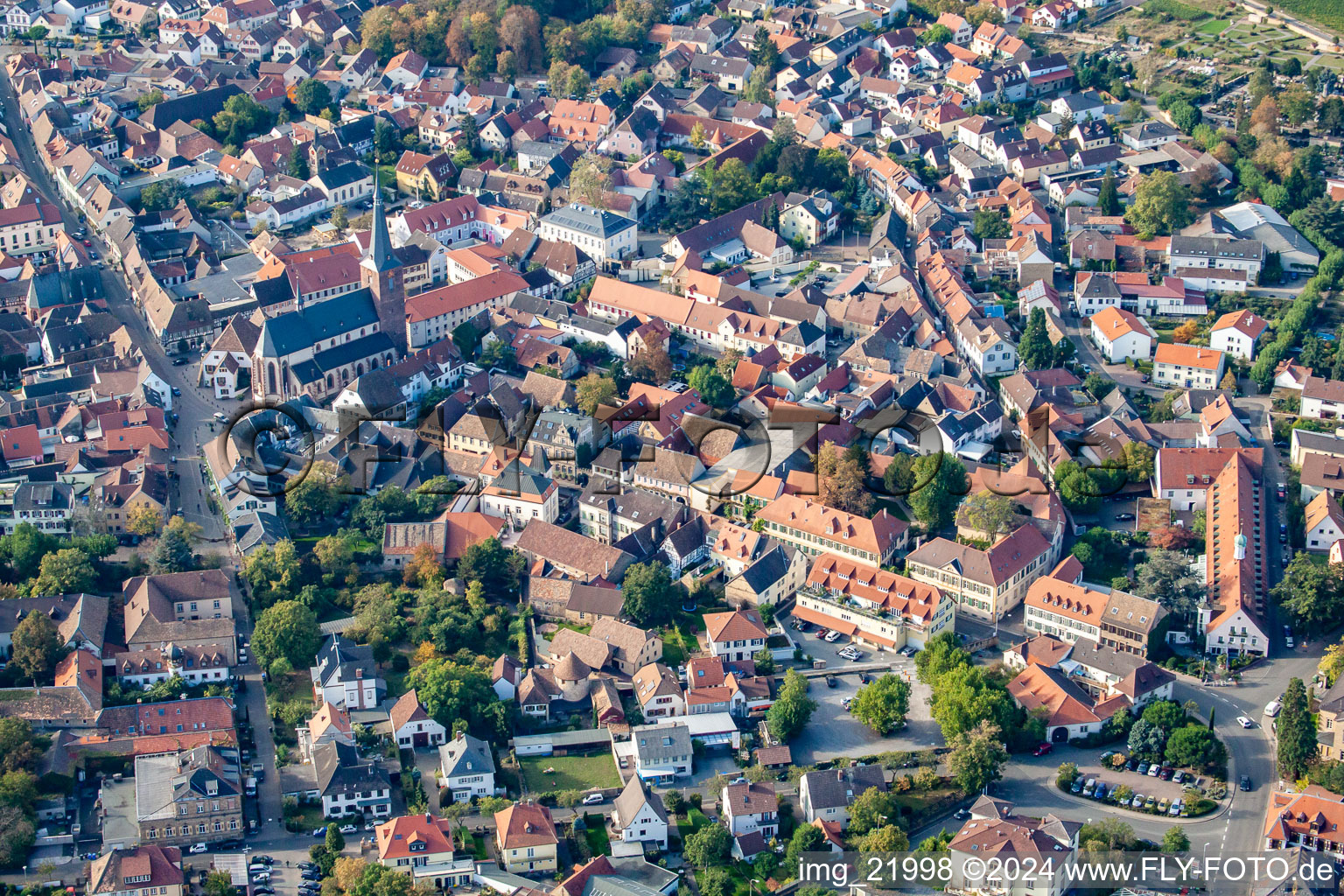 Vue aérienne de Vieille ville et centre-ville à Deidesheim dans le département Rhénanie-Palatinat, Allemagne