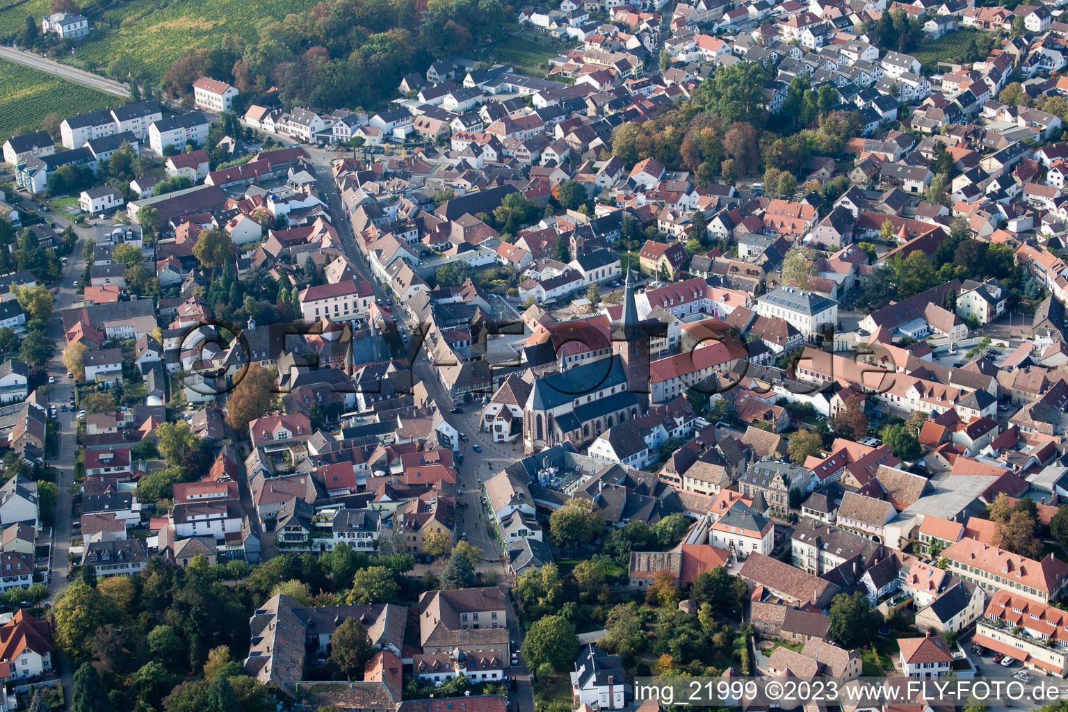 Deidesheim dans le département Rhénanie-Palatinat, Allemagne vue d'en haut