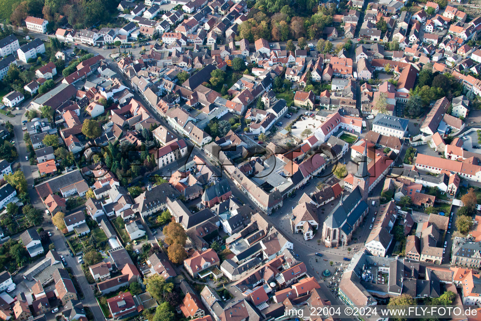 Photographie aérienne de Vieille ville et centre-ville à Deidesheim dans le département Rhénanie-Palatinat, Allemagne