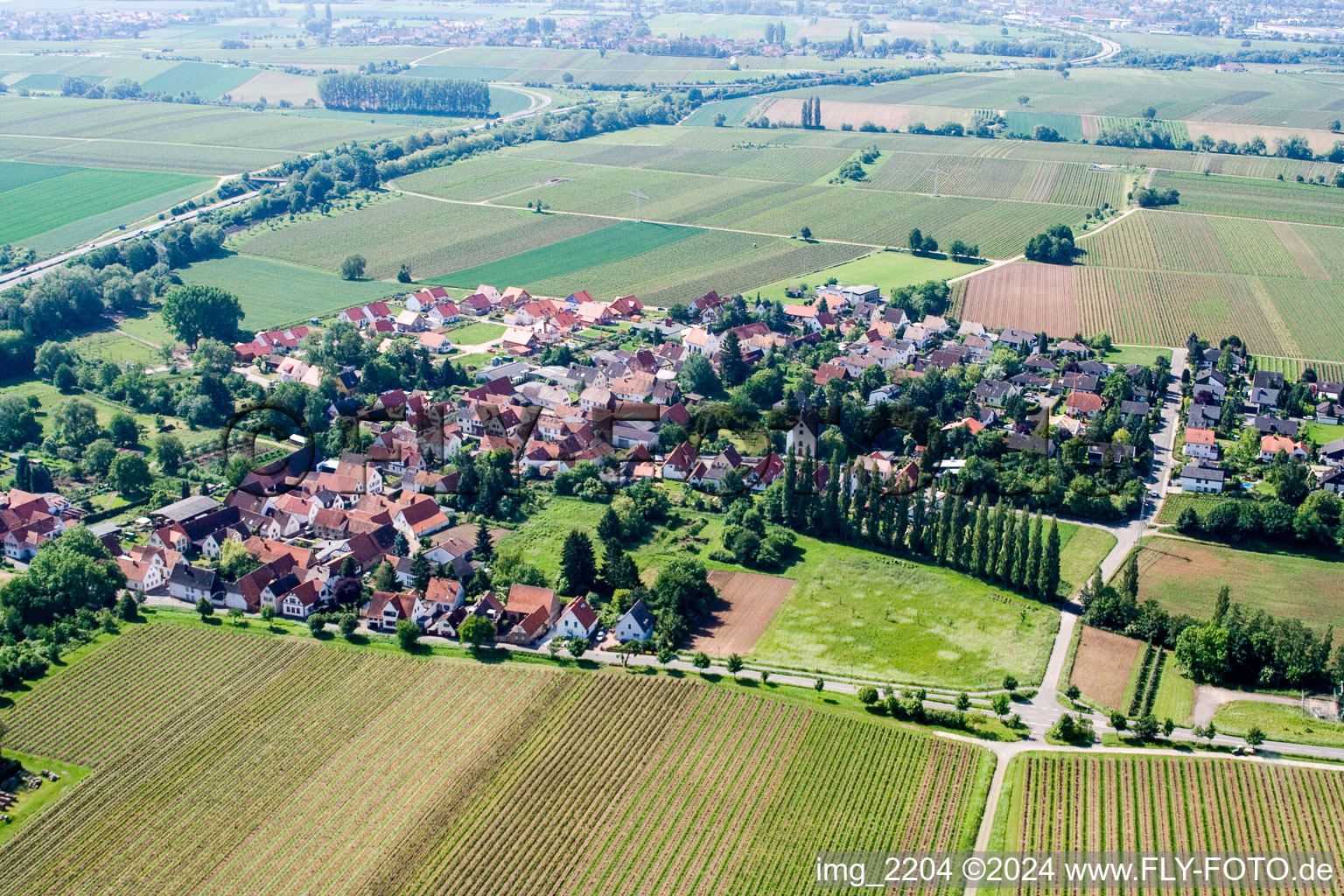 Knöringen dans le département Rhénanie-Palatinat, Allemagne du point de vue du drone