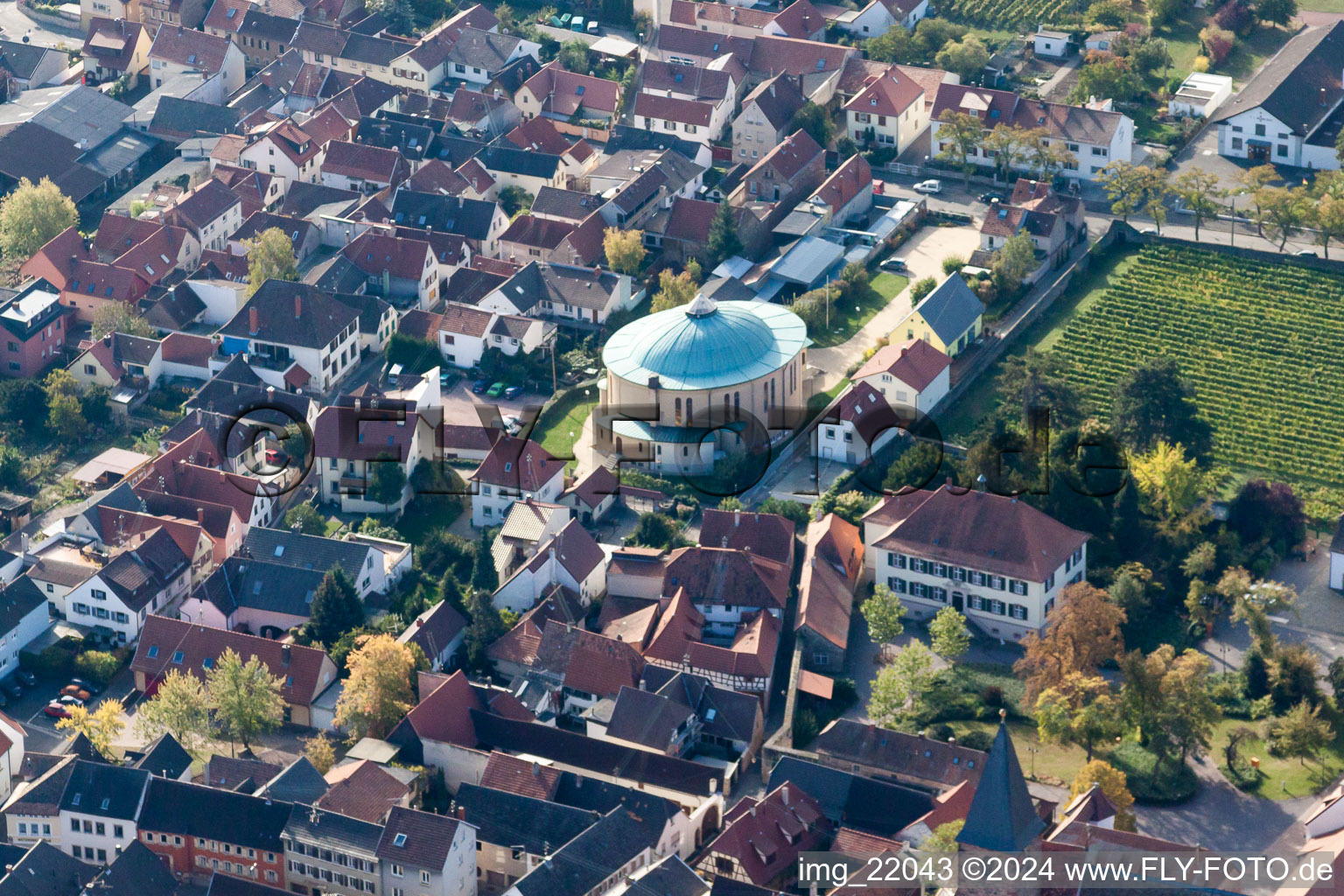 Vue aérienne de Catholique Église Saint-Jean Mußbach à le quartier Mußbach in Neustadt an der Weinstraße dans le département Rhénanie-Palatinat, Allemagne