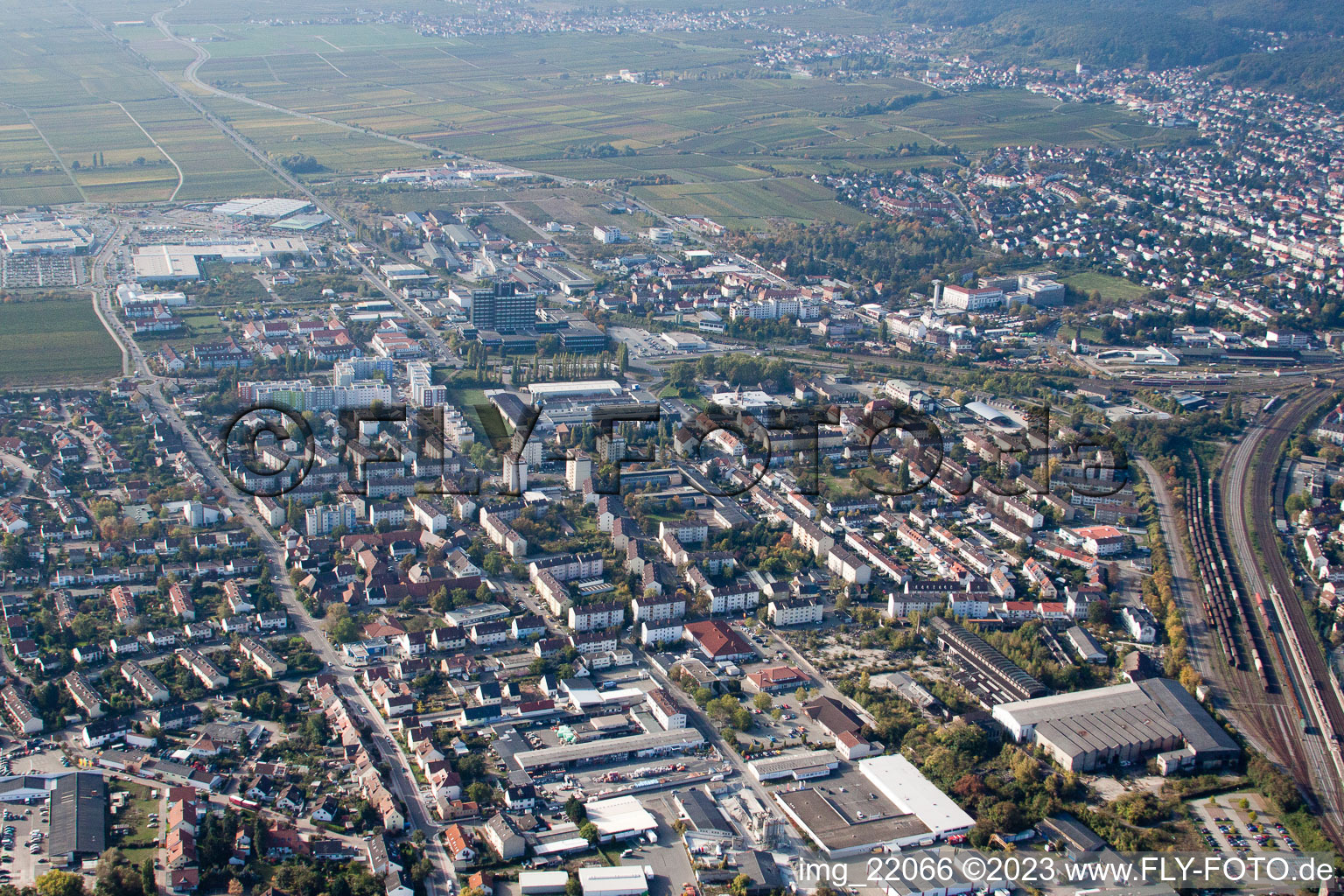 Vue d'oiseau de Neustadt an der Weinstraße dans le département Rhénanie-Palatinat, Allemagne