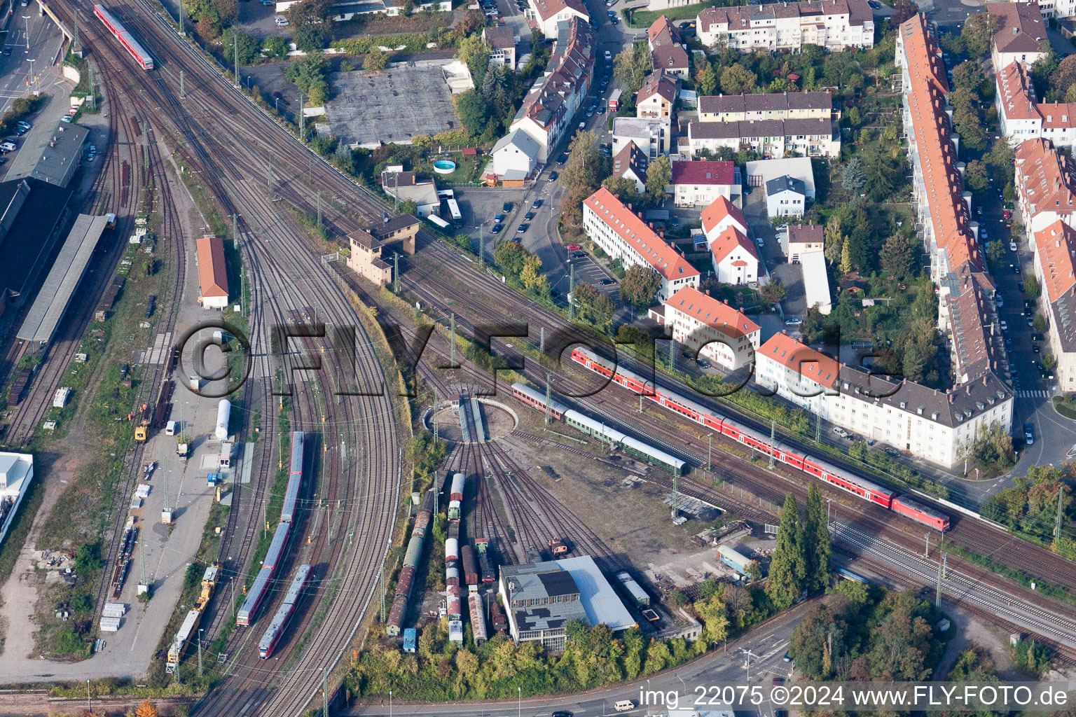 Vue aérienne de Tracé du passage à niveau des systèmes ferroviaires et ferroviaires de la Deutsche Bahn à Neustadt an der Weinstraße dans le département Rhénanie-Palatinat, Allemagne