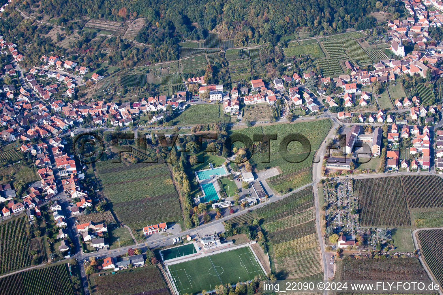 Vue aérienne de Piscine de l'association de piscines extérieures Hambacher Schwimmbad eV dans le quartier de Hambach à le quartier Hambach an der Weinstraße in Neustadt an der Weinstraße dans le département Rhénanie-Palatinat, Allemagne