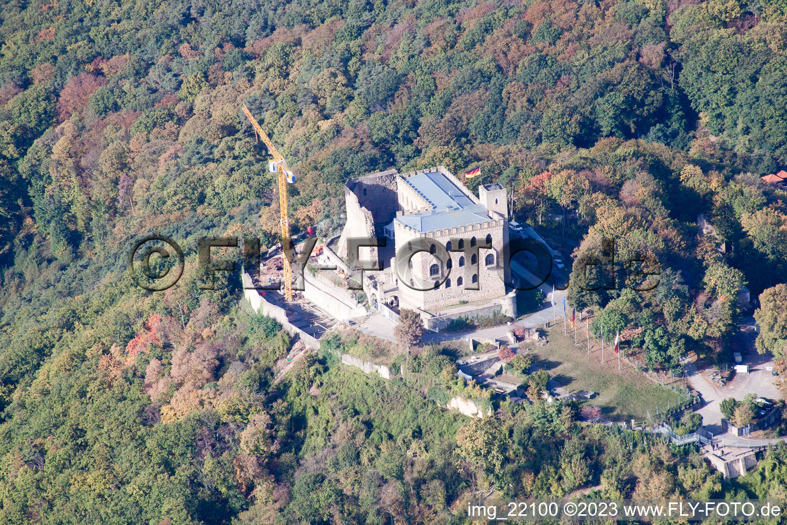 Vue aérienne de Complexe du château de Hambach. Avec chantier pour le nouveau bâtiment du Restaurant 1832 à le quartier Diedesfeld in Neustadt an der Weinstraße dans le département Rhénanie-Palatinat, Allemagne