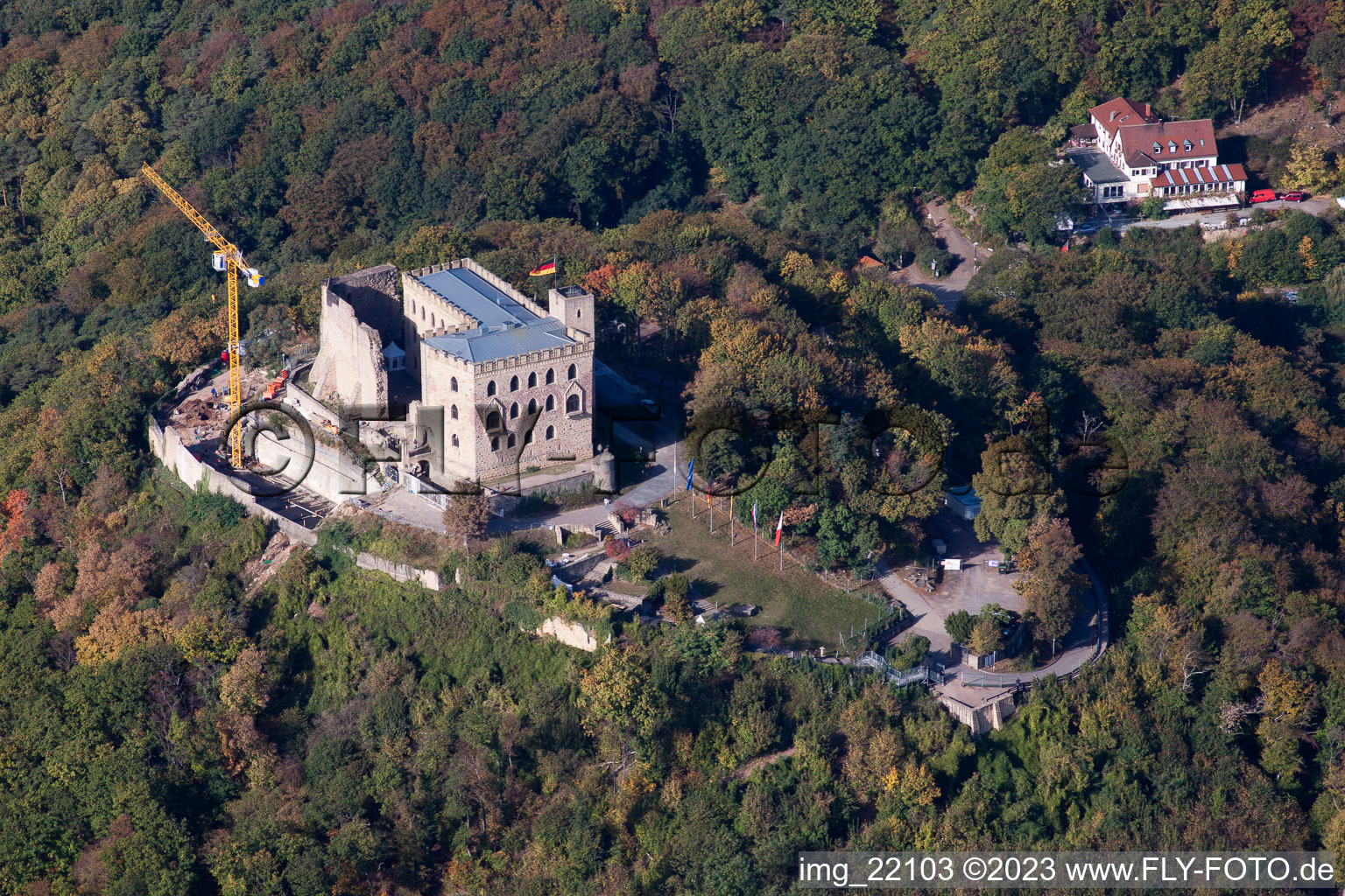 Vue oblique de Complexe du château de Hambach. Avec chantier pour le nouveau bâtiment du Restaurant 1832 à le quartier Diedesfeld in Neustadt an der Weinstraße dans le département Rhénanie-Palatinat, Allemagne