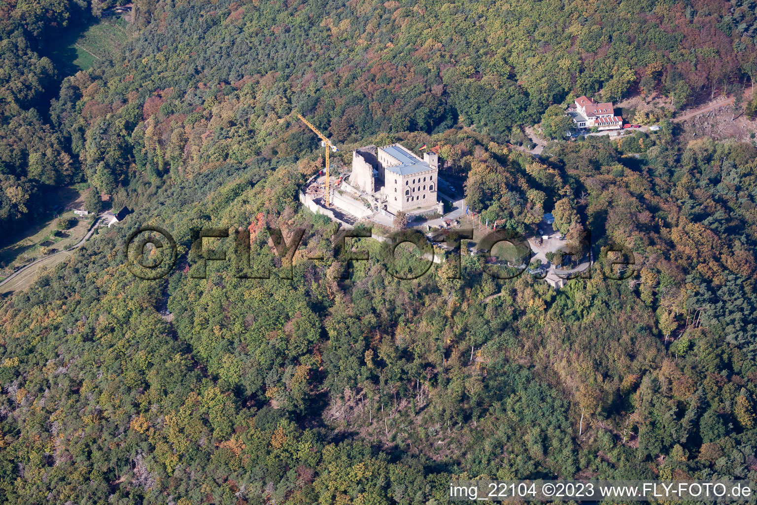 Complexe du château de Hambach. Avec chantier pour le nouveau bâtiment du Restaurant 1832 à le quartier Diedesfeld in Neustadt an der Weinstraße dans le département Rhénanie-Palatinat, Allemagne d'en haut