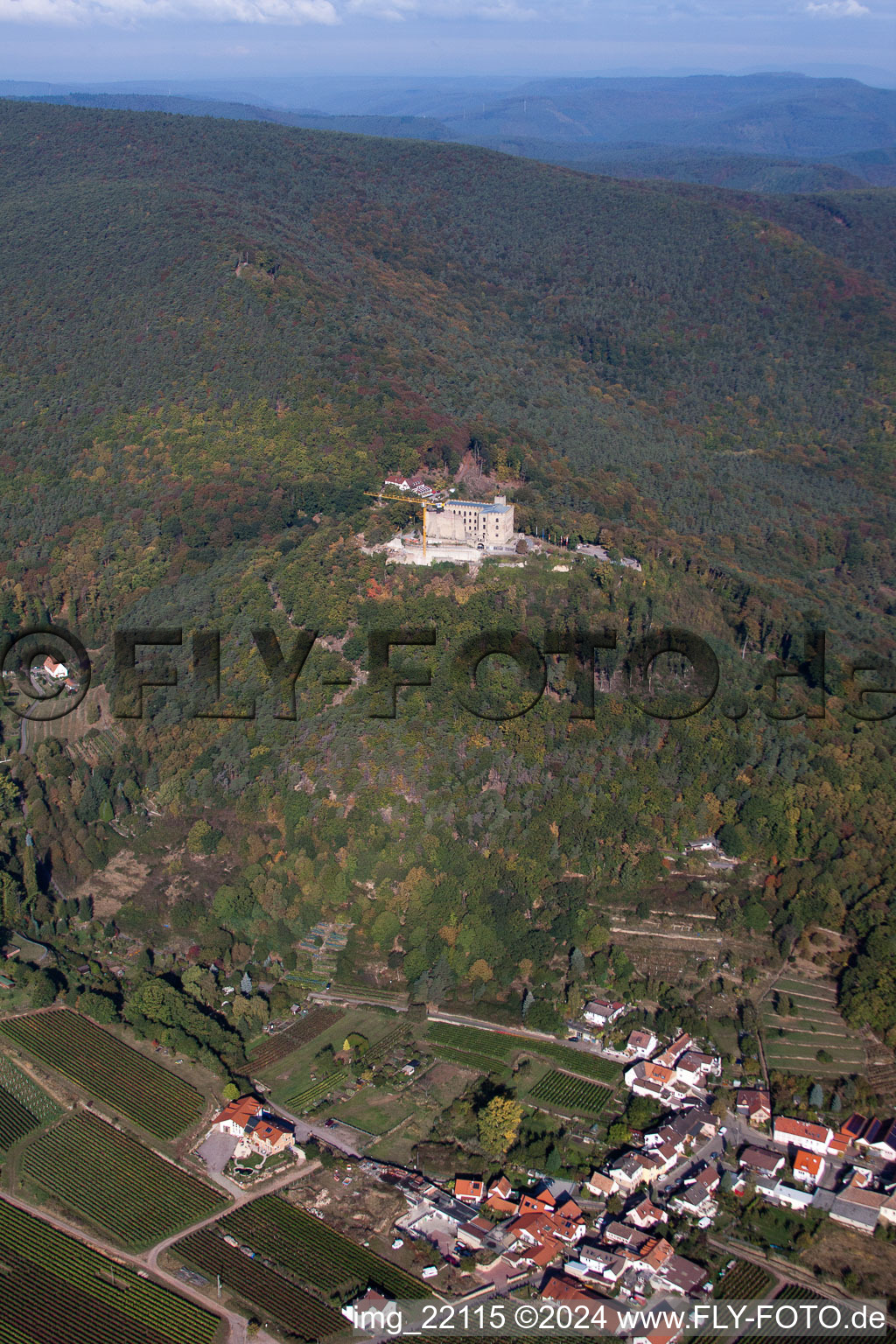 Vue aérienne de Complexe du château de Hambacher Schloss à le quartier Diedesfeld in Neustadt an der Weinstraße dans le département Rhénanie-Palatinat, Allemagne