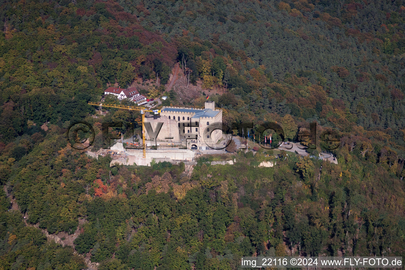 Vue aérienne de Complexe du château de Hambacher Schloss à le quartier Diedesfeld in Neustadt an der Weinstraße dans le département Rhénanie-Palatinat, Allemagne