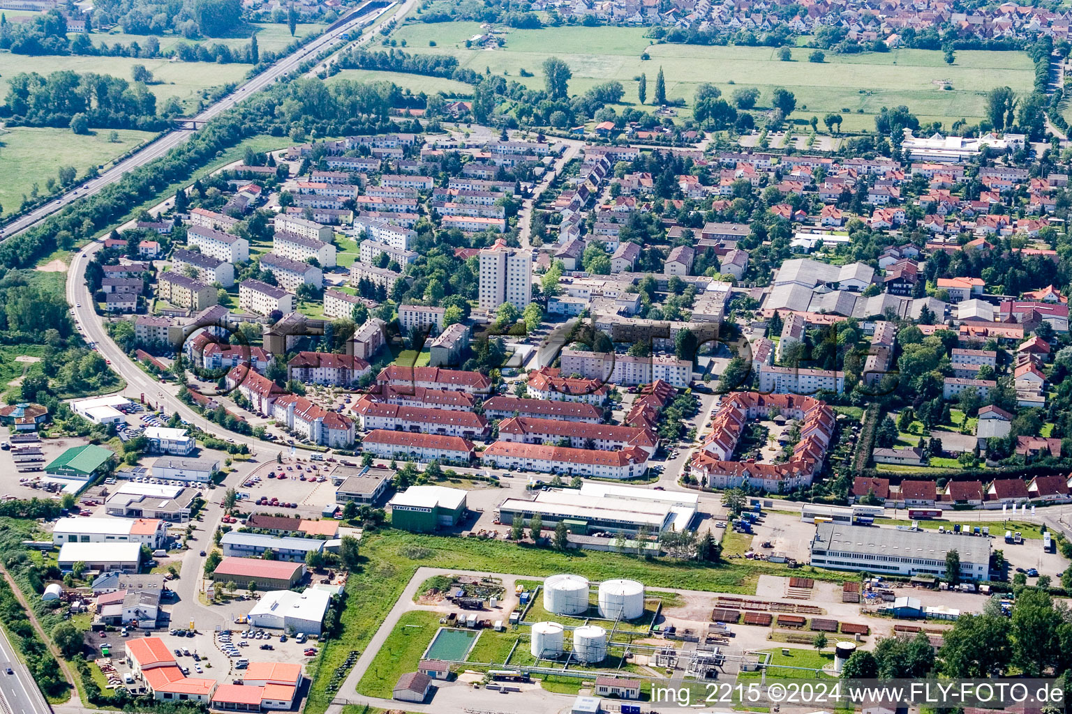 Vue aérienne de Queichheim depuis le nord à Landau in der Pfalz dans le département Rhénanie-Palatinat, Allemagne