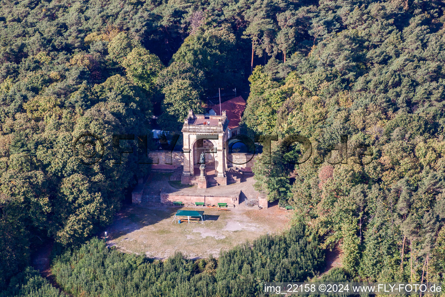 Vue aérienne de Monument de la Victoire et de la Paix à Edenkoben dans le département Rhénanie-Palatinat, Allemagne